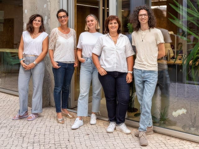 L'équipe (Camille Blanc, Béatrice Cambon, Maëva Varalda, Stéphanie Pierron et Gabriel Guérin) pose devant ses locaux (2023)