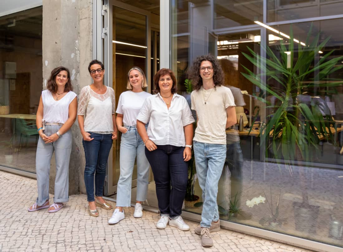 L'équipe (Camille Blanc, Béatrice Cambon, Maëva Varalda, Stéphanie Pierron et Gabriel Guérin) pose devant ses locaux (2023)