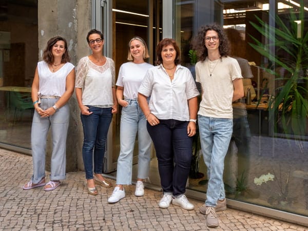 L'équipe (Camille Blanc, Béatrice Cambon, Maëva Varalda, Stéphanie Pierron et Gabriel Guérin) pose devant ses locaux (2023)