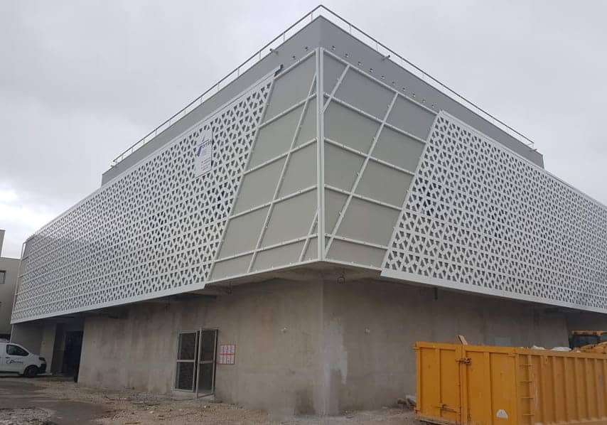 Vue de trois-quart de l'extension en cours d'un bâtiment de la clinique