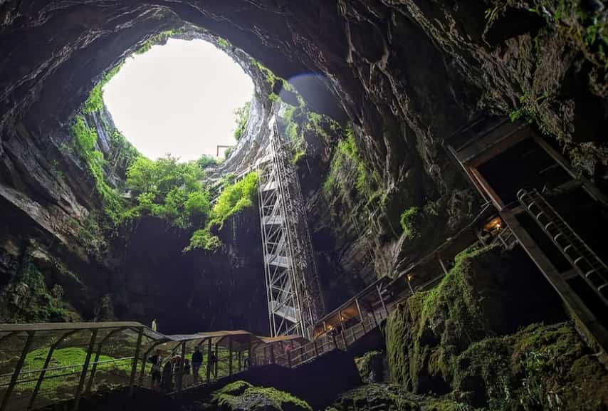 Vue de l'entrée du gouffre de Padirac et de ses infrastructures